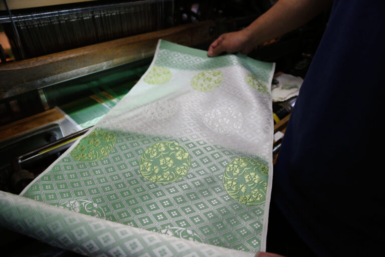 La tradition rencontre l'IA dans le style de tissage de Nishijinori de la capitale ancienne du Japon
