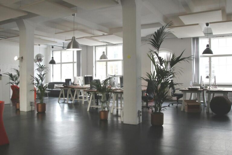 Rejeter les employés et les remplacer par l'IA devient «cool». Ce PDG est "très excité par ça"

