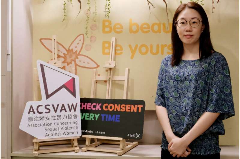 Doris Chong, directrice exécutive de l'association concernant la violence sexuelle contre les femmes, en dehors de leur bureau à Hong Kong
