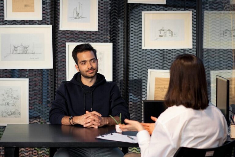Les gens n'ont pas cessé de pirater des entretiens de travail virtuels avec l'IA. Solution: nous voulons vous rencontrer en personne
