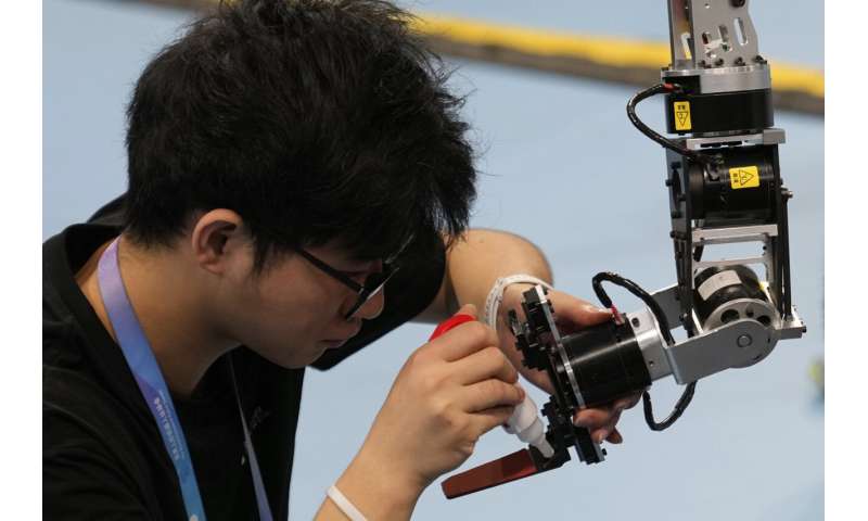 Les photos des jeux de robot humanoïde mondial de Pékin montrent comment une touche humaine est encore nécessaire