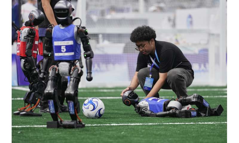 Les photos des jeux de robot humanoïde mondial de Pékin montrent comment une touche humaine est encore nécessaire