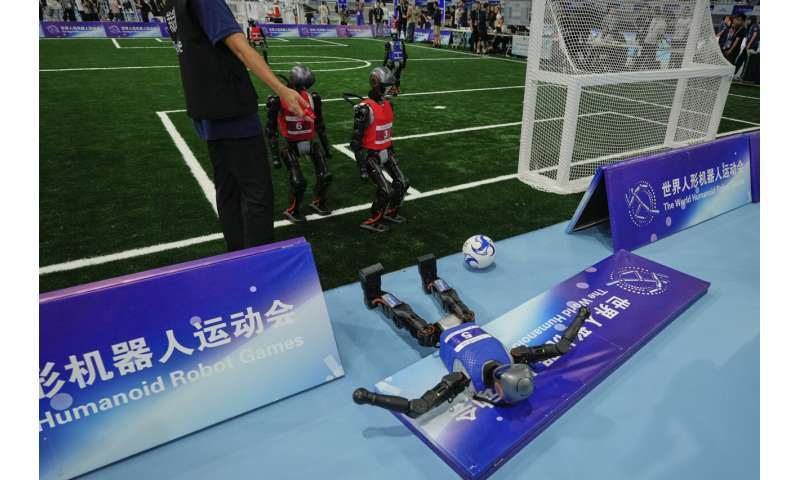 Les photos des jeux de robot humanoïde mondial de Pékin montrent comment une touche humaine est encore nécessaire