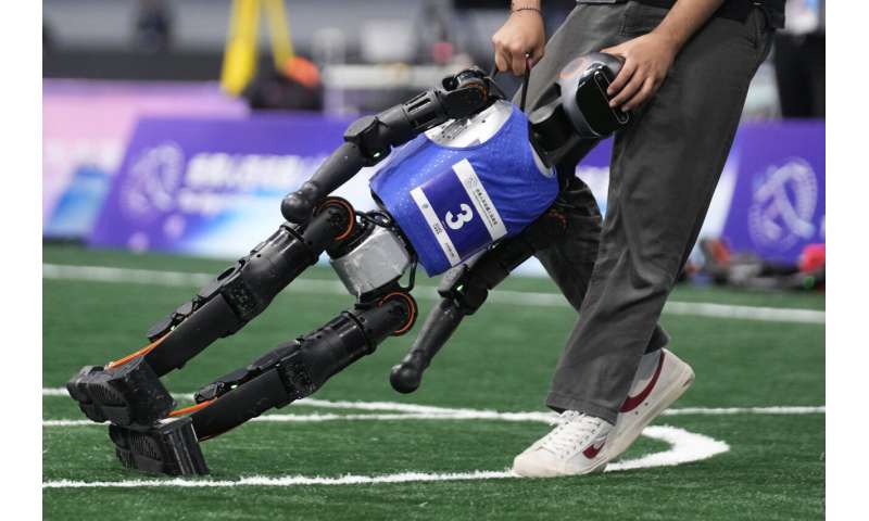 Les photos des jeux de robot humanoïde mondial de Pékin montrent comment une touche humaine est encore nécessaire