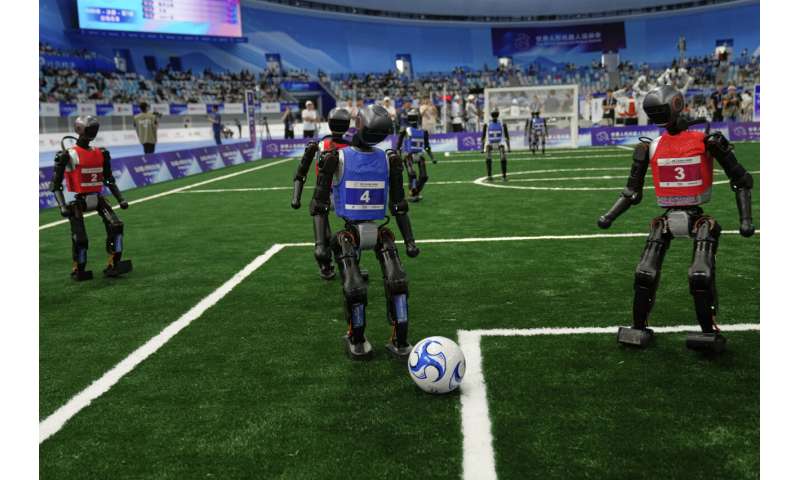 Les photos des jeux de robot humanoïde mondial de Pékin montrent comment une touche humaine est encore nécessaire