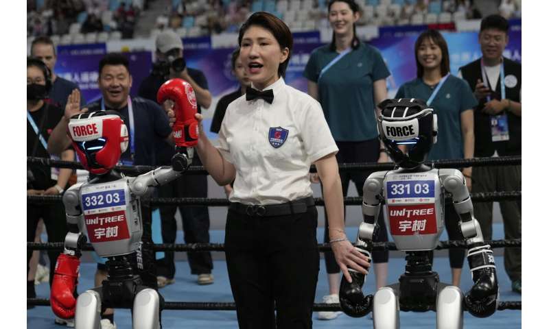 Les photos des jeux de robot humanoïde mondial de Pékin montrent comment une touche humaine est encore nécessaire