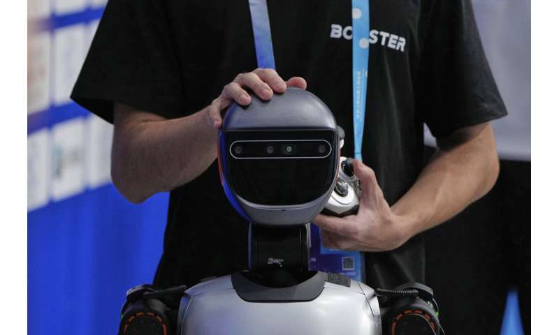 Les photos des jeux de robot humanoïde mondial de Pékin montrent comment une touche humaine est encore nécessaire