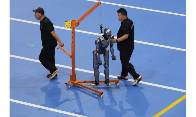 Les photos des jeux de robot humanoïde mondial de Pékin montrent comment une touche humaine est encore nécessaire