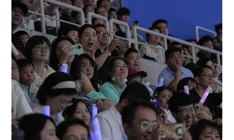 Les photos des jeux de robot humanoïde mondial de Pékin montrent comment une touche humaine est encore nécessaire