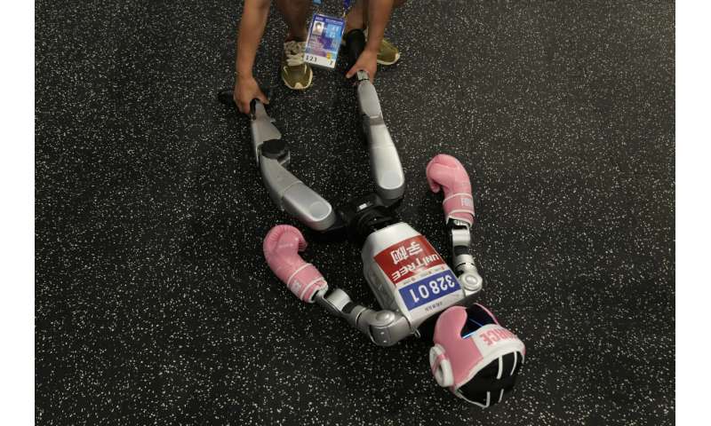 Les photos des jeux de robot humanoïde mondial de Pékin montrent comment une touche humaine est encore nécessaire