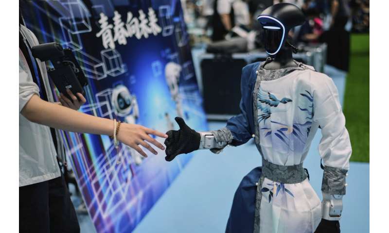Les photos des jeux de robot humanoïde mondial de Pékin montrent comment une touche humaine est encore nécessaire
