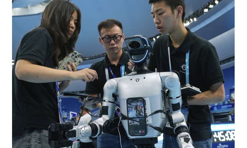 Les photos des jeux de robot humanoïde mondial de Pékin montrent comment une touche humaine est encore nécessaire