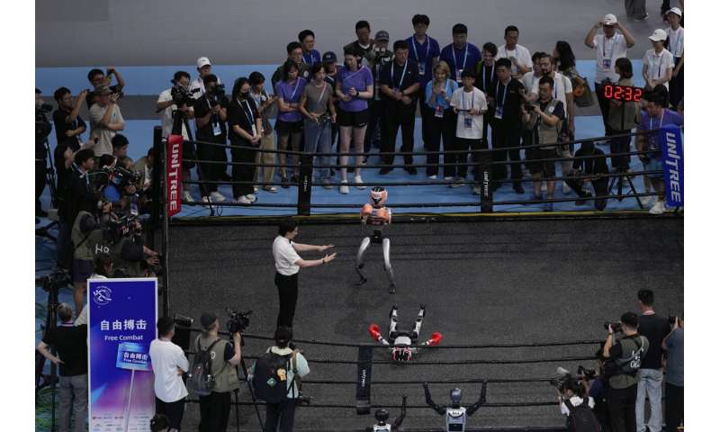 Les photos des jeux de robot humanoïde mondial de Pékin montrent comment une touche humaine est encore nécessaire