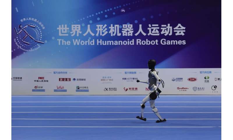 Les photos des jeux de robot humanoïde mondial de Pékin montrent comment une touche humaine est encore nécessaire