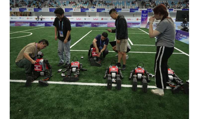Les photos des jeux de robot humanoïde mondial de Pékin montrent comment une touche humaine est encore nécessaire