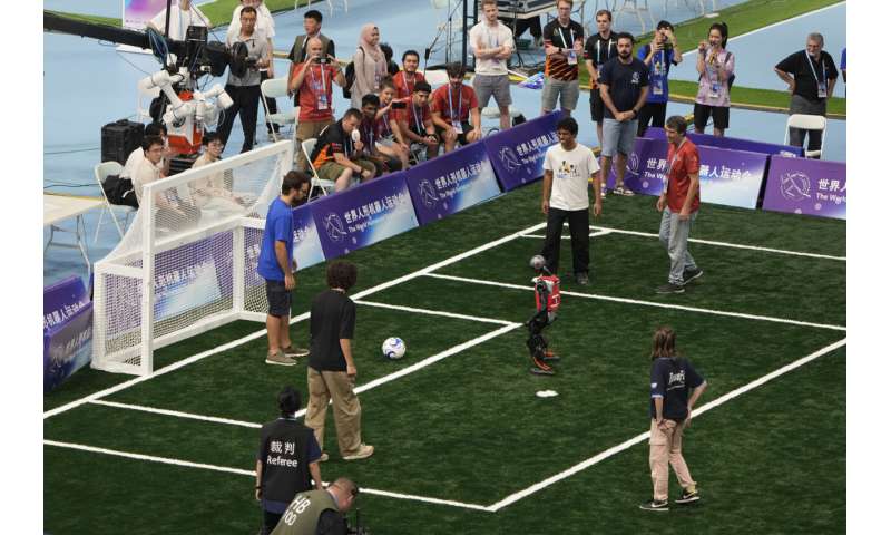 Les photos des jeux de robot humanoïde mondial de Pékin montrent comment une touche humaine est encore nécessaire