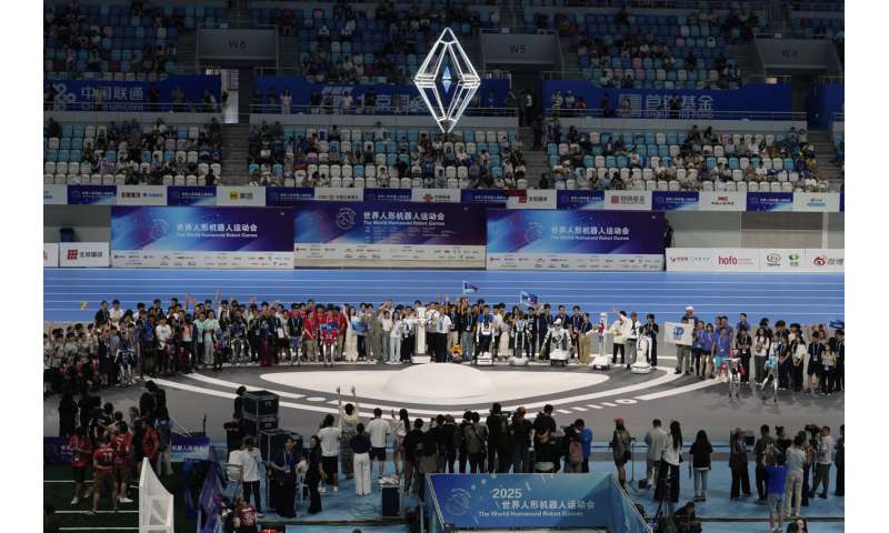 Les photos des jeux de robot humanoïde mondial de Pékin montrent comment une touche humaine est encore nécessaire