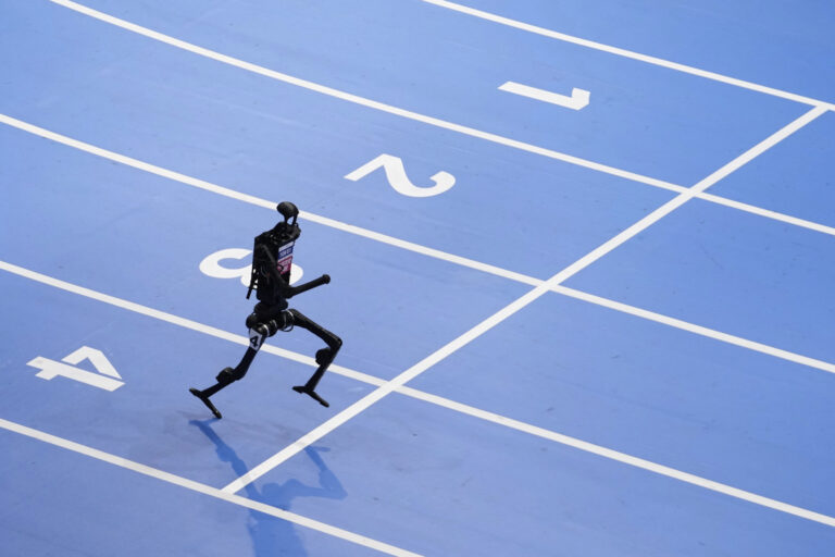 Les photos des jeux de robot humanoïde mondial de Pékin montrent comment une touche humaine est encore nécessaire
