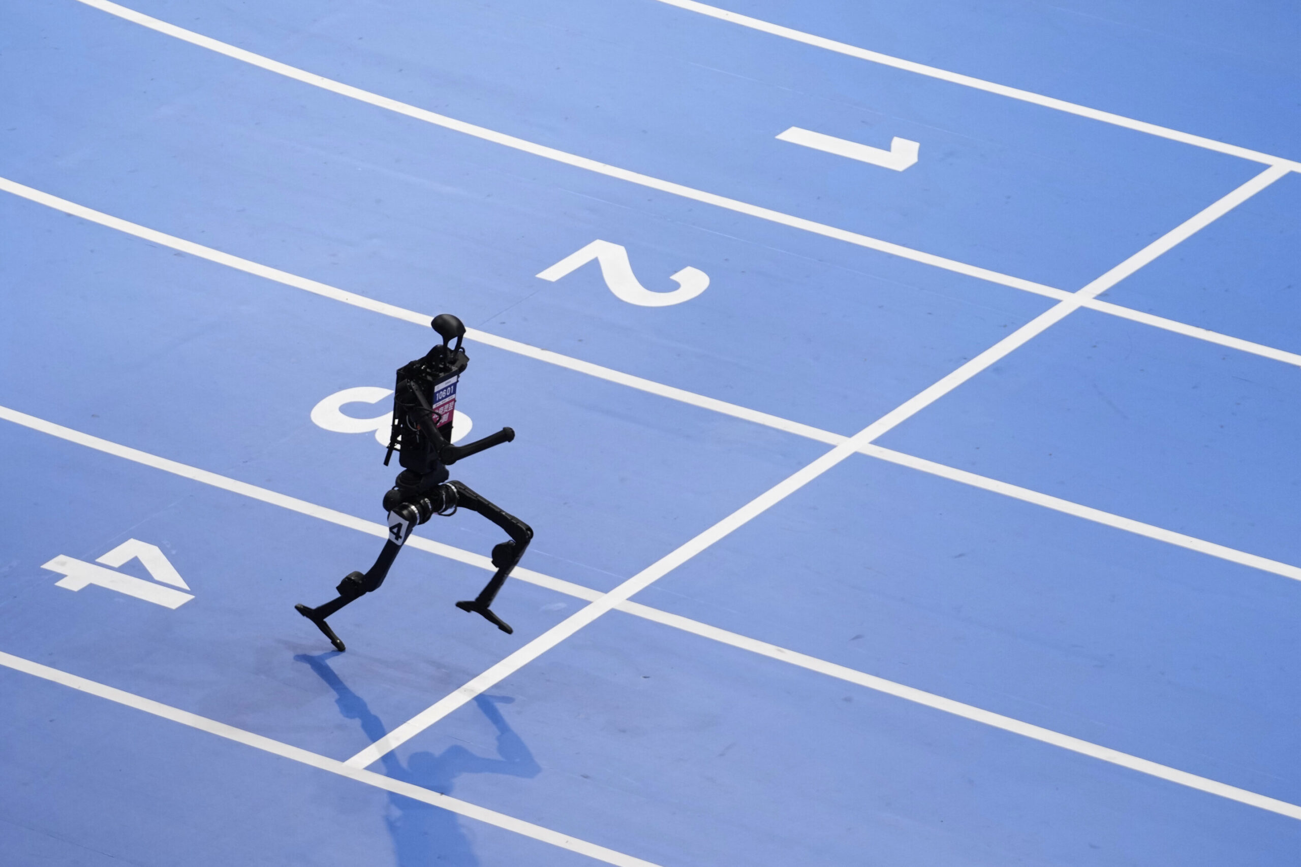 Les photos des jeux de robot humanoïde mondial de Pékin montrent comment une touche humaine est encore nécessaire