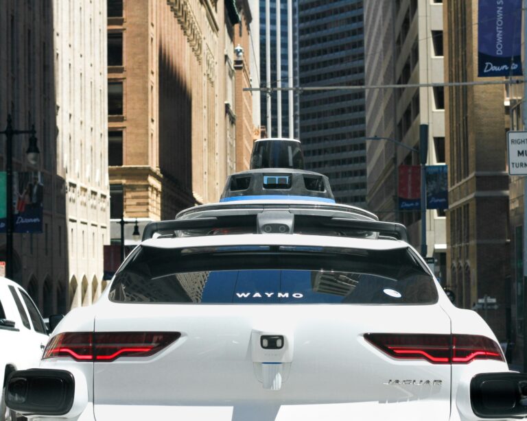 Le nouveau système d'IA pourrait changer la façon dont les véhicules autonomes naviguent sans GPS
