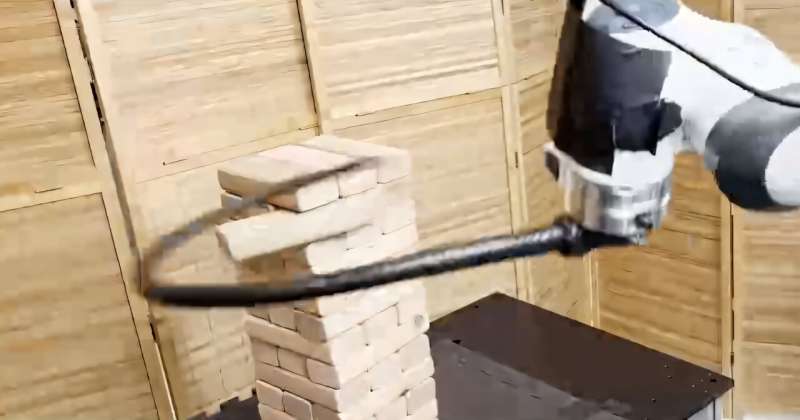 En étudiant les démonstrations et en apprenant à la fois des commentaires humains et de ses propres tentatives réelles, un nouveau protocole de formation alimenté par l'IA développé à UC Berkeley enseigne aux robots comment effectuer des tâches complexes comme Jenga fouettant avec un taux de réussite de 100%. Crédit: Université de Californie - Berkeley Robotics AI et Laborat d'apprentissage Avec les commentaires humains, les robots axés sur l'IA apprennent les tâches mieux et plus rapides