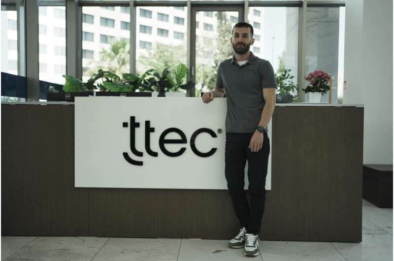 Armen Kirakosian, directeur général mondial, apprentissage et développement TTEC Poses à Athènes, Grèce, jeudi 21 août 2025. Crédit: AP Photo / Thanassis Stavrakis L'IA secoue l'industrie du centre d'appels, mais certaines tâches sont encore mieux laissées aux humains