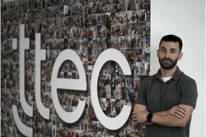 Armen Kirakosian, directeur général mondial, apprentissage et développement TTEC Poses à Athènes, Grèce, jeudi 21 août 2025. Crédit: AP Photo / Thanassis Stavrakis L'IA secoue l'industrie du centre d'appels, mais certaines tâches sont encore mieux laissées aux humains