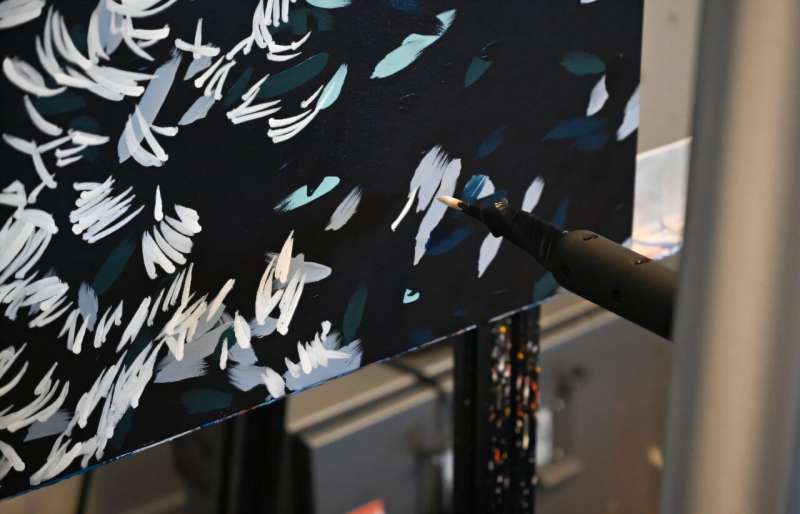 Les robots de la robotique acrylique travaillant sur une reproduction