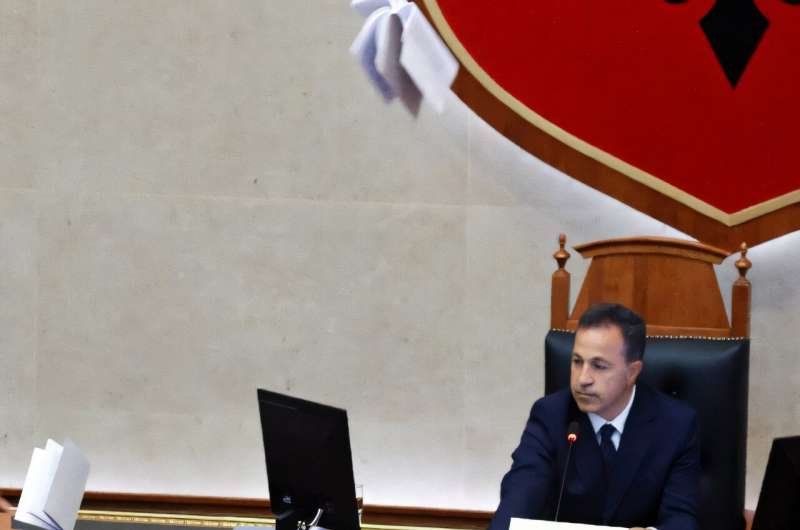 Les partis politiques de l'opposition ont remis en question la transparence du ministre de l'IA
