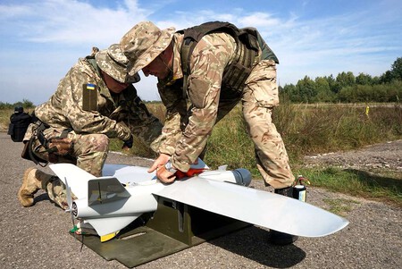 Les soldats ukrainiens emballent un drone utilisé pour aérien 690937 1024 3