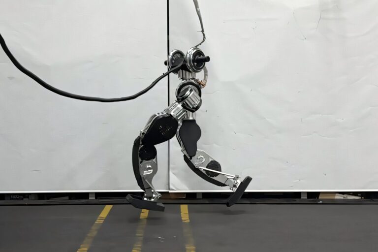 Le robot humanoïde de nouvelle génération peut faire le moonwalk
