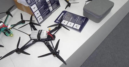 Cust fabrique plusieurs drones de la famille Skvorets FPV, certains avec un haut degré d'automatisation.