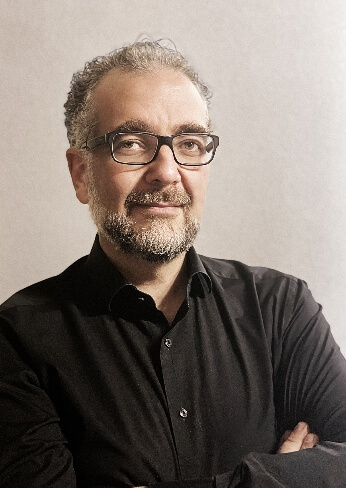 L'image qui contient le visage humain, la personne, les vêtements, le portrait du contenu généré par l'IA peut ne pas être correct.