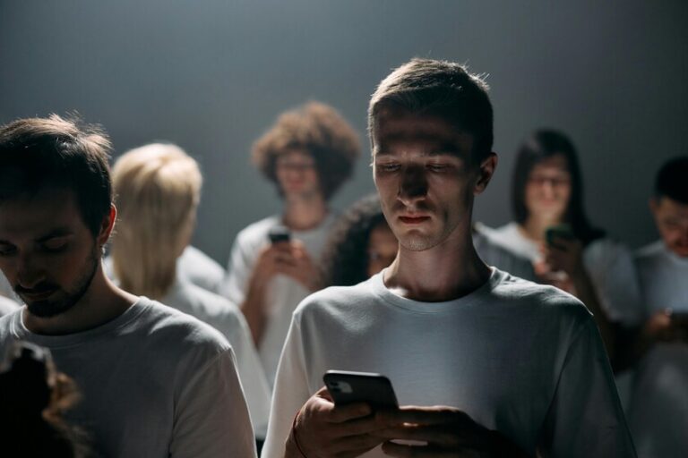 De moins en moins de personnes utilisent les réseaux sociaux. La surprise est que ceux qui les abandonnent le plus rapidement sont les jeunes.
