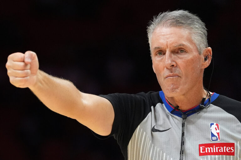 C'est ce qu'on appelle l'arbitrage automatisé. La NBA l'utilise pour obtenir encore plus d'appels
