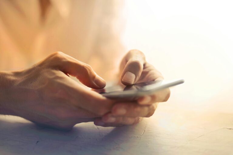 Une étude expose les risques de confidentialité liés aux conversations des chatbots IA
