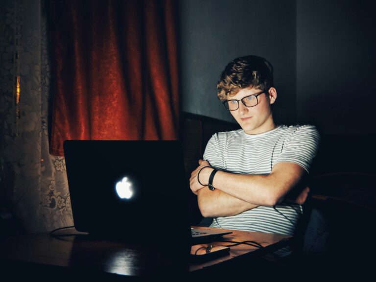 Comment garantir que les jeunes, les parents, les éducateurs et les entreprises technologiques soient sur la même longueur d'onde en matière d'IA
