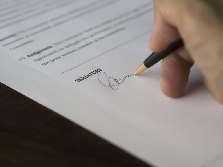 Des informaticiens créent un outil d'IA pour détecter les clauses contractuelles risquées et inapplicables
