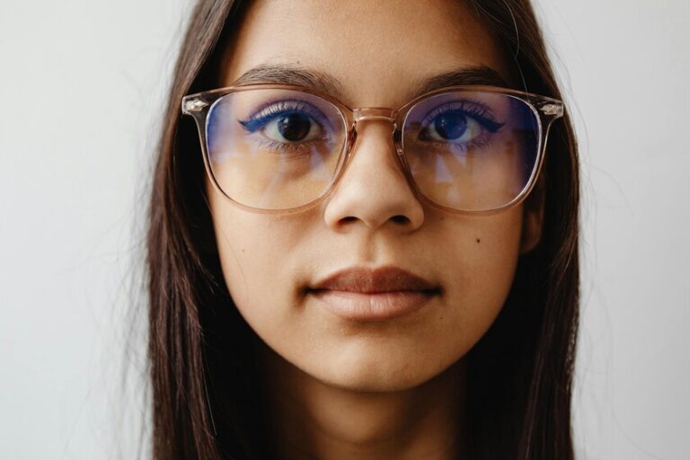 Le port de lunettes contre la « lumière bleue » appartient au passé. L'avenir, ce sont les lunettes anti-reconnaissance
