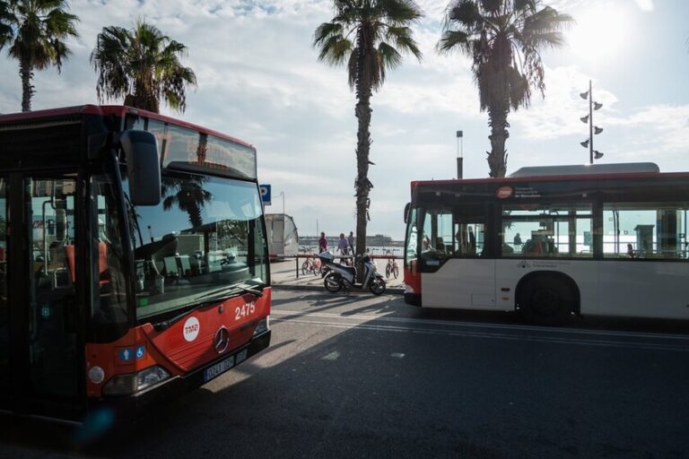 Barcelone en a assez de donner des amendes à 80 voitures par jour pour avoir envahi la voie réservée aux bus. Il va donc commencer à les surveiller avec l'IA
