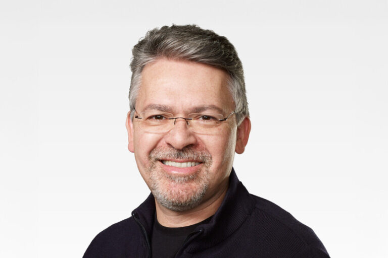 L'homme qui n'a pas réussi à transformer Siri et le cerveau de la stratégie d'IA termine son étape
