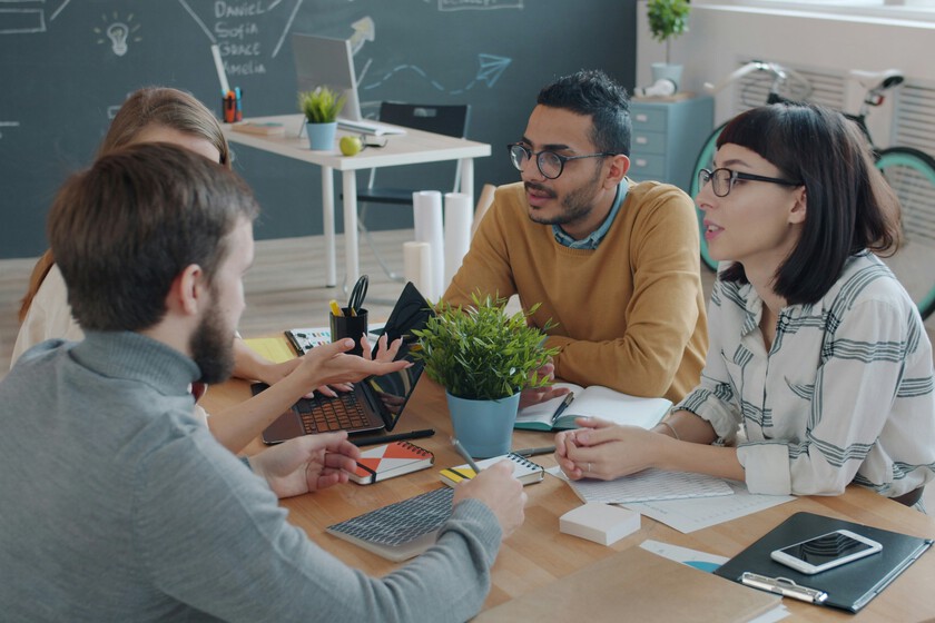 Les meilleurs développeurs de logiciels sont cachés, pas sur LinkedIn. C'est pourquoi les recruteurs demandent à leurs collègues