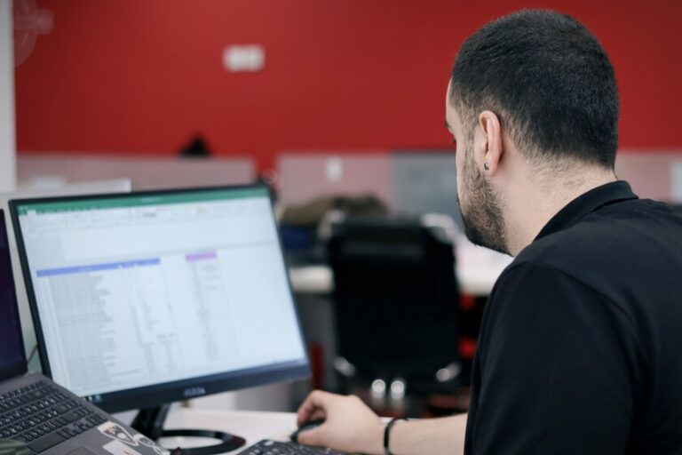 AI a promis de libérer les employés seniors du travail fastidieux. En réalité, cela les charge de plus de tâches
