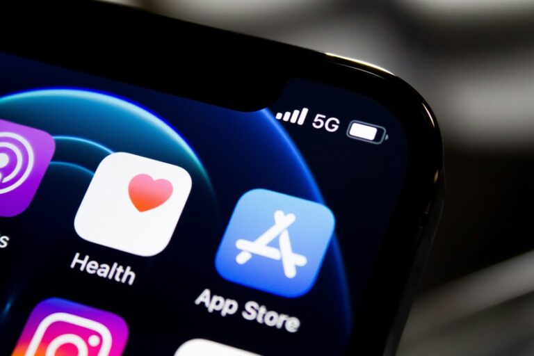Le nombre de nouvelles applications arrivant sur l’App Store a grimpé en flèche. Nous avons un coupable : le « vibe coding »
