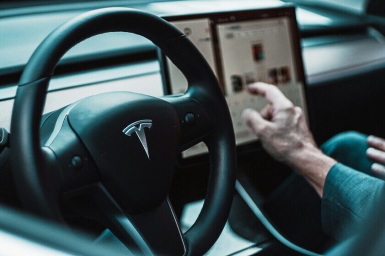 Grok traverse son moment le plus délicat en déshabillant des femmes sans autorisation. Et en ce moment, Musk veut le mettre dans sa Tesla
