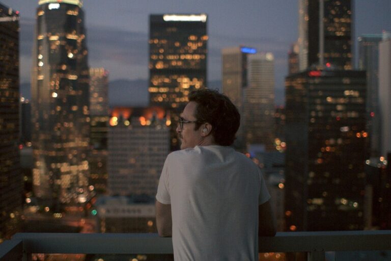 Nous serions ravis de vous dire que « Elle » n’est pas devenue réalité et que personne ne sort avec une IA, mais nous ne pouvons pas.
