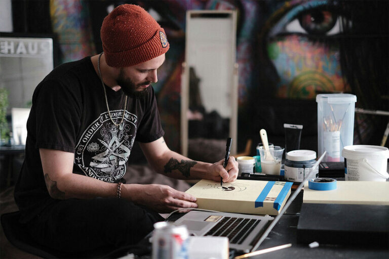 Quel avenir attend les artistes avec l’essor de l’IA ? En Irlande, ils voient la situation si noire qu'ils préparent déjà un revenu de base
