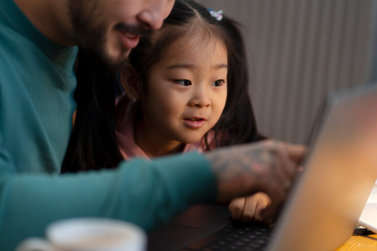 Alors que l’Occident débat de ce qu’il faut faire de l’IA dans les écoles, en Chine, des écoles en font déjà un tuteur pour les enfants.
