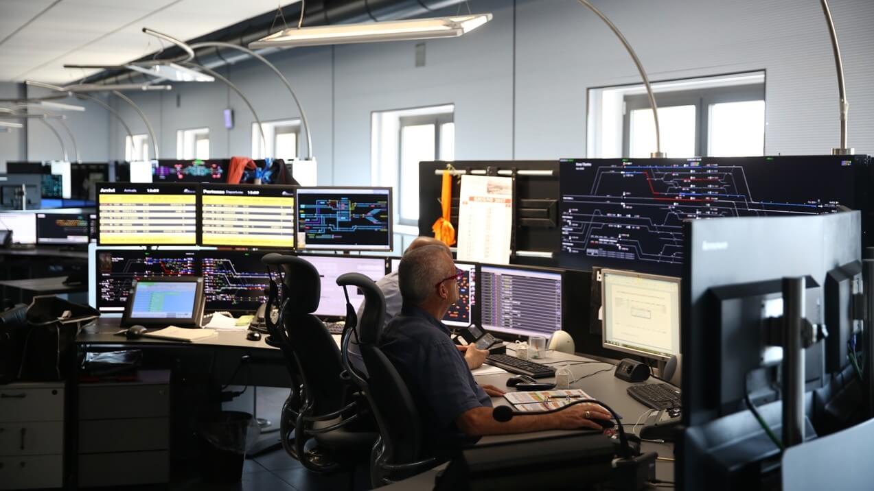 Image contenant un intérieur, un écran d'ordinateur, des bureaux, un ordinateur personnel. Le contenu généré par l'IA peut ne pas être correct.