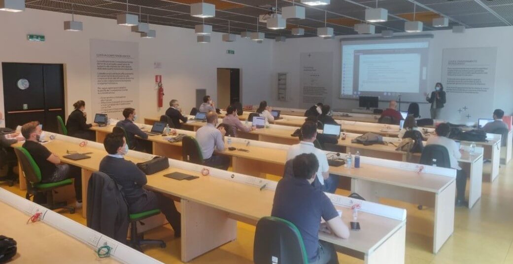 Image contenant un intérieur, des meubles, un bureau, une salle de conférence. Le contenu généré par l'IA peut ne pas être correct.
